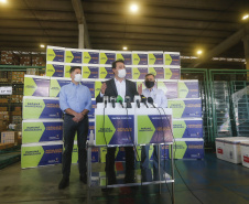 O Governo do Estado inicia nesta sexta-feira (26) uma campanha junto aos municípios do Paraná para vacinar os grupos prioritários de domingo a domingo. A ideia, apresentada pelo governador Carlos Massa Ratinho Junior, é incentivar ainda mais a imunização, valorizar a sua importância na luta contra a pandemia e acelerar a aplicação em cidades que têm mais dificuldades de operacionalizar o Plano Estadual de Vacinação contra a Covid-19.  -  Curitiba, 26/03/2021  -  Foto: Jonathan Campos/AEN