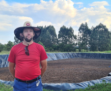 Parceria entre Sanepar e Frísia protege mananciais e beneficia produtores - O bovinocultor Marcelino Mondeo verificou ganhos na sua produção após a instalação da esterqueira.  -  Foto: Divulgação Sanepar