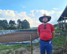 Parceria entre Sanepar e Frísia protege mananciais e beneficia produtores - O bovinocultor Marcelino Mondeo verificou ganhos na sua produção após a instalação da esterqueira.  -  Foto: Divulgação Sanepar