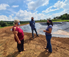 Parceria entre Sanepar e Frísia protege mananciais e beneficia produtores. - Técnicos da Frísia e da Sanepar acompanham o andamento do projeto  -  Foto: Divulgação Sanepar