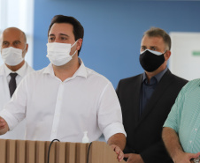 O governador Carlos Massa Ratinho Junior e o secretário estadual da Saúde, Beto Preto, no Hospital do Rocio nesta segunda-feira (29), para a abertura de 50 novos leitos UTI SUS exclusivos para Covid-19. Acompanhados do Diretor Geral do Hospital, Luiz Ernesto Wendler  e o do prefeito de Campo Largo, Mauricio Rivabem. 29/03/2021 - Foto: Geraldo Bubniak/AEN