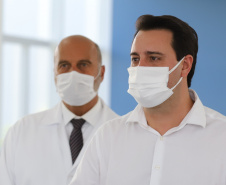 O governador Carlos Massa Ratinho Junior e o secretário estadual da Saúde, Beto Preto, no Hospital do Rocio nesta segunda-feira (29), para a abertura de 50 novos leitos UTI SUS exclusivos para Covid-19. Acompanhados do Diretor Geral do Hospital, Luiz Ernesto Wendler  e o do prefeito de Campo Largo, Mauricio Rivabem. 29/03/2021 - Foto: Geraldo Bubniak/AEN