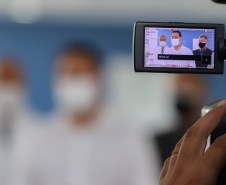 O governador Carlos Massa Ratinho Junior e o secretário estadual da Saúde, Beto Preto, no Hospital do Rocio nesta segunda-feira (29), para a abertura de 50 novos leitos UTI SUS exclusivos para Covid-19. Acompanhados do Diretor Geral do Hospital, Luiz Ernesto Wendler  e o do prefeito de Campo Largo, Mauricio Rivabem. 29/03/2021 - Foto: Geraldo Bubniak/AEN