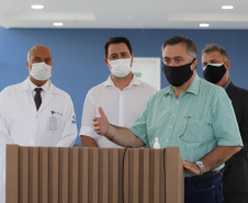 O governador Carlos Massa Ratinho Junior e o secretário estadual da Saúde, Beto Preto, no Hospital do Rocio nesta segunda-feira (29), para a abertura de 50 novos leitos UTI SUS exclusivos para Covid-19. Acompanhados do Diretor Geral do Hospital, Luiz Ernesto Wendler  e o do prefeito de Campo Largo, Mauricio Rivabem. 29/03/2021 - Foto: Geraldo Bubniak/AEN
