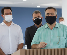 O governador Carlos Massa Ratinho Junior e o secretário estadual da Saúde, Beto Preto, no Hospital do Rocio nesta segunda-feira (29), para a abertura de 50 novos leitos UTI SUS exclusivos para Covid-19. Acompanhados do Diretor Geral do Hospital, Luiz Ernesto Wendler  e o do prefeito de Campo Largo, Mauricio Rivabem. 29/03/2021 - Foto: Geraldo Bubniak/AEN