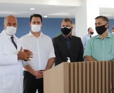 O governador Carlos Massa Ratinho Junior e o secretário estadual da Saúde, Beto Preto, no Hospital do Rocio nesta segunda-feira (29), para a abertura de 50 novos leitos UTI SUS exclusivos para Covid-19. Acompanhados do Diretor Geral do Hospital, Luiz Ernesto Wendler  e o do prefeito de Campo Largo, Mauricio Rivabem. 29/03/2021 - Foto: Geraldo Bubniak/AEN
