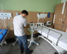 O governador Carlos Massa Ratinho Junior e o secretário estadual da Saúde, Beto Preto, no Hospital do Rocio nesta segunda-feira (29), para a abertura de 50 novos leitos UTI SUS exclusivos para Covid-19. Acompanhados do Diretor Geral do Hospital, Luiz Ernesto Wendler  e o do prefeito de Campo Largo, Mauricio Rivabem. 29/03/2021 - Foto: Geraldo Bubniak/AEN
