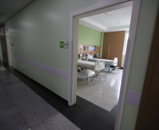 O governador Carlos Massa Ratinho Junior e o secretário estadual da Saúde, Beto Preto, no Hospital do Rocio nesta segunda-feira (29), para a abertura de 50 novos leitos UTI SUS exclusivos para Covid-19. Acompanhados do Diretor Geral do Hospital, Luiz Ernesto Wendler  e o do prefeito de Campo Largo, Mauricio Rivabem. 29/03/2021 - Foto: Geraldo Bubniak/AEN