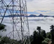 A Copel colocou em operação neste domingo (28) a nova linha de transmissão de energia que conecta as subestações Curitiba Leste (PR) e Blumenau (SC).  -  Foto"Divulgação Copel