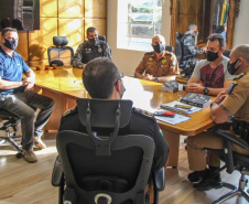 Com a proposta de aliar doutrina com a prática para disseminar conhecimento aos profissionais de segurança pública, oficiais da Polícia Militar do Paraná escreveram o livro Negociação em Crises Policiais - Teoria e Prática