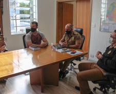 Com a proposta de aliar doutrina com a prática para disseminar conhecimento aos profissionais de segurança pública, oficiais da Polícia Militar do Paraná escreveram o livro Negociação em Crises Policiais - Teoria e Prática