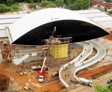 Obra do Paranacidade, o MON foi erguido em seis meses de trabalho ininterrupto. Maior Museu da América Latina, o Museu Oscar Niemeyer é um exemplo de arquitetura aliada à arte. Mais conhecido como museu do olho, por causa da sua torre, uma grande estrutura oval em vidro, o MON foi inaugurado em 2002 e sua construção chegou a ter 700 operários trabalhando em três turnos, 24 horas por dia.  -  Foto: Divulgação Paranacidade