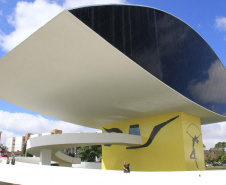 Obra do Paranacidade, o MON foi erguido em seis meses de trabalho ininterrupto. Maior Museu da América Latina, o Museu Oscar Niemeyer é um exemplo de arquitetura aliada à arte. Mais conhecido como museu do olho, por causa da sua torre, uma grande estrutura oval em vidro, o MON foi inaugurado em 2002 e sua construção chegou a ter 700 operários trabalhando em três turnos, 24 horas por dia.  -  Foto: Divulgação Paranacidade
