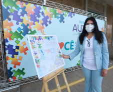 Noventa peças formam o quebra-cabeça que uniu autoridades do Paraná em prol da conscientização sobre o Transtorno do Espectro Autista, nesta segunda-feira (5). Em uma ação organizada pela Superintendência Geral de Ação Solidária do Governo do Estado (SGAS), o governador Carlos Massa Ratinho Junior, secretários de Estado e chefes de outros poderes compareceram ao Palácio Iguaçu para montarem uma peça do mosaico que serve de metáfora para a complexidade do autismo. Foto: Valdelino Pontes