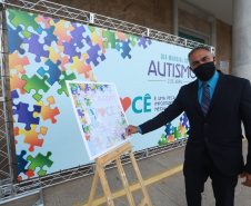 Noventa peças formam o quebra-cabeça que uniu autoridades do Paraná em prol da conscientização sobre o Transtorno do Espectro Autista, nesta segunda-feira (5). Em uma ação organizada pela Superintendência Geral de Ação Solidária do Governo do Estado (SGAS), o governador Carlos Massa Ratinho Junior, secretários de Estado e chefes de outros poderes compareceram ao Palácio Iguaçu para montarem uma peça do mosaico que serve de metáfora para a complexidade do autismo. Foto: Valdelino Pontes
