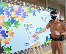 Noventa peças formam o quebra-cabeça que uniu autoridades do Paraná em prol da conscientização sobre o Transtorno do Espectro Autista, nesta segunda-feira (5). Em uma ação organizada pela Superintendência Geral de Ação Solidária do Governo do Estado (SGAS), o governador Carlos Massa Ratinho Junior, secretários de Estado e chefes de outros poderes compareceram ao Palácio Iguaçu para montarem uma peça do mosaico que serve de metáfora para a complexidade do autismo. Foto: Valdelino Pontes