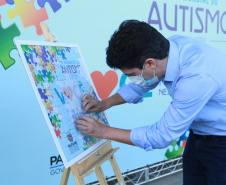 Noventa peças formam o quebra-cabeça que uniu autoridades do Paraná em prol da conscientização sobre o Transtorno do Espectro Autista, nesta segunda-feira (5). Em uma ação organizada pela Superintendência Geral de Ação Solidária do Governo do Estado (SGAS), o governador Carlos Massa Ratinho Junior, secretários de Estado e chefes de outros poderes compareceram ao Palácio Iguaçu para montarem uma peça do mosaico que serve de metáfora para a complexidade do autismo. Foto: Valdelino Pontes