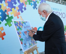 Noventa peças formam o quebra-cabeça que uniu autoridades do Paraná em prol da conscientização sobre o Transtorno do Espectro Autista, nesta segunda-feira (5). Em uma ação organizada pela Superintendência Geral de Ação Solidária do Governo do Estado (SGAS), o governador Carlos Massa Ratinho Junior, secretários de Estado e chefes de outros poderes compareceram ao Palácio Iguaçu para montarem uma peça do mosaico que serve de metáfora para a complexidade do autismo. Foto: Valdelino Pontes
