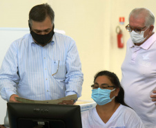 O secretário de Estado da Saúde, Beto Preto, visitou o Hospital Regional de Guaraqueçaba e as obras da maternidade anexa ao pronto socorro do município de Guaratuba nesta segunda-feira (5).
Foto: Américo Antonio/SESA