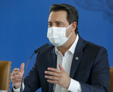 O governador Carlos Massa Ratinho Junior anunciou nesta terça-feira (6) no Palácio Iguaçu que a campanha de vacinação no Paraná vai até a meia-noite a partir dos próximos dias em alguns municípios, esforço que se soma à campanha de domingo a domingo para agilizar a imunização no Estado. A ideia é acelerar a aplicação das doses que estão disponíveis.Foto Gilson Abreu/AEN
