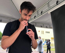 Nesta quarta-feira (7), a Universidade Estadual do Paraná (Unespar) aplicou, de forma gratuita, testes moleculares (RT-PCR) na comunidade universitária para detecção do novo coronavírus em pessoas assintomáticas.  -  Curitiba, 07/04/2021  -  Foto: Unespar