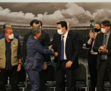 O governador Carlos Massa Ratinho Junior acompanha o  presidente Jair Bolsonaro nesta quarta-feira (7),   na transmissao de cargo do  diretor-geral brasileiro da Itaipu Binacional, o general João Francisco Ferreira .  07/04/2021 - Foto: Geraldo Bubniak/AEN
