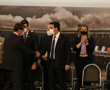 O governador Carlos Massa Ratinho Junior acompanha o  presidente Jair Bolsonaro nesta quarta-feira (7),   na transmissao de cargo do  diretor-geral brasileiro da Itaipu Binacional, o general João Francisco Ferreira .  07/04/2021 - Foto: Geraldo Bubniak/AEN