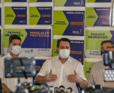 08.04.2021 - Governador Carlos Massa Ratinho Junior com Secretário da saúde Beto Preto
distribuição 12 lote de vacinas no Paraná
Foto Gilson Abreu/AEN