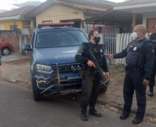 Integrantes da Força Nacional, da Polícia Civil do Paraná e da Guarda Municipal, atuantes no projeto "Em Frente Brasil", prenderam quatro homens investigados por diferentes práticas criminosas. Os mandados judiciais de busca e apreensão e de prisão foram expedidos pela justiça e a ação policial ocorreu na manhã desta quarta-feira (07/04) em São José dos Pinhais, Região Metropolitana de Curitiba.  -  Curitiba, 08/04/2021  -  Foto: Divulgação SESP