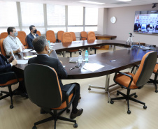 A Copel firmou um convênio de cooperação técnica com a ANDE, empresa de energia do Paraguai, para trocar experiências e conhecimento nas áreas de distribuição, geração, comercialização e transmissão de energia. O acordo foi assinado na manhã desta segunda-feira (12), em reunião virtual realizada com diretores das duas empresas.  Foto: Valdenir Daniel Cavalheiro