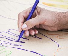 Arte para Maiores
O premiado Arte para Maiores, que ganhou versão virtual em 2020, se mantém em formato online. Todos os participantes cadastrados recebem por WhatsApp vídeos com mediações e sugestões de oficinas variadas. - Foto: Maita Franco/MON