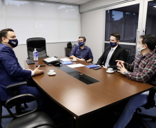 O trabalho alinhado da empresa pública Portos do Paraná e a Controladoria-Geral do Estado (CGE) busca garantir maior segurança jurídica e de gestão à atividade portuária. Esse foi um dos assuntos tratados durante o encontro do presidente da Portos do Paraná, Luiz Fernando Garcia, e diretores da empresa, com o controlador-geral do Estado, Raul Siqueira, nesta terça-feira (13).

Foto: Claudio Neves/Portos do Paraná