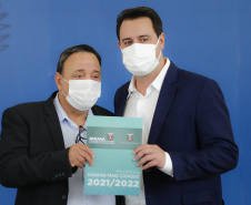 O governador Carlos Massa Ratinho Junior e o presidente da Assembleia Legislativa do Paraná, Ademar Traiano, lançaram nesta quarta-feira (14), no Palácio Iguaçu, a segunda edição do programa Paraná Mais Cidades, que disponibilizará meio bilhão para investimentos nos 399 municípios. Os recursos são do Tesouro Estadual e da sobra orçamentária do Poder Legislativo. -  Curitiba, 14/04/2021  -  Foto: Jonathan Campos/AEN