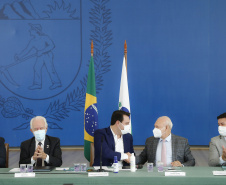 O governador Carlos Massa Ratinho Junior e o presidente da Assembleia Legislativa do Paraná, Ademar Traiano, lançaram nesta quarta-feira (14), no Palácio Iguaçu, a segunda edição do programa Paraná Mais Cidades, que disponibilizará meio bilhão para investimentos nos 399 municípios. Os recursos são do Tesouro Estadual e da sobra orçamentária do Poder Legislativo. -  Curitiba, 14/04/2021  -  Foto: Jonathan Campos/AEN