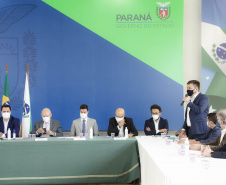 O governador Carlos Massa Ratinho Junior e o presidente da Assembleia Legislativa do Paraná, Ademar Traiano, lançaram nesta quarta-feira (14), no Palácio Iguaçu, a segunda edição do programa Paraná Mais Cidades, que disponibilizará meio bilhão para investimentos nos 399 municípios. Os recursos são do Tesouro Estadual e da sobra orçamentária do Poder Legislativo. -  Curitiba, 14/04/2021  -  Foto: Jonathan Campos/AEN