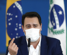 O governador Carlos Massa Ratinho Junior e o presidente da Assembleia Legislativa do Paraná, Ademar Traiano, lançaram nesta quarta-feira (14), no Palácio Iguaçu, a segunda edição do programa Paraná Mais Cidades, que disponibilizará meio bilhão para investimentos nos 399 municípios. Os recursos são do Tesouro Estadual e da sobra orçamentária do Poder Legislativo. -  Curitiba, 14/04/2021  -  Foto: Jonathan Campos/AEN