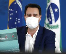 O governador Carlos Massa Ratinho Junior e o presidente da Assembleia Legislativa do Paraná, Ademar Traiano, lançaram nesta quarta-feira (14), no Palácio Iguaçu, a segunda edição do programa Paraná Mais Cidades, que disponibilizará meio bilhão para investimentos nos 399 municípios. Os recursos são do Tesouro Estadual e da sobra orçamentária do Poder Legislativo. -  Curitiba, 14/04/2021  -  Foto: Jonathan Campos/AEN