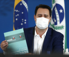 O governador Carlos Massa Ratinho Junior e o presidente da Assembleia Legislativa do Paraná, Ademar Traiano, lançaram nesta quarta-feira (14), no Palácio Iguaçu, a segunda edição do programa Paraná Mais Cidades, que disponibilizará meio bilhão para investimentos nos 399 municípios. Os recursos são do Tesouro Estadual e da sobra orçamentária do Poder Legislativo. -  Curitiba, 14/04/2021  -  Foto: Jonathan Campos/AEN
