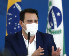 O governador Carlos Massa Ratinho Junior e o presidente da Assembleia Legislativa do Paraná, Ademar Traiano, lançaram nesta quarta-feira (14), no Palácio Iguaçu, a segunda edição do programa Paraná Mais Cidades, que disponibilizará meio bilhão para investimentos nos 399 municípios. Os recursos são do Tesouro Estadual e da sobra orçamentária do Poder Legislativo. -  Curitiba, 14/04/2021  -  Foto: Jonathan Campos/AEN