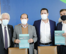 O governador Carlos Massa Ratinho Junior e o presidente da Assembleia Legislativa do Paraná, Ademar Traiano, lançaram nesta quarta-feira (14), no Palácio Iguaçu, a segunda edição do programa Paraná Mais Cidades, que disponibilizará meio bilhão para investimentos nos 399 municípios. Os recursos são do Tesouro Estadual e da sobra orçamentária do Poder Legislativo. -  Curitiba, 14/04/2021  -  Foto: Jonathan Campos/AEN