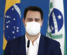 O governador Carlos Massa Ratinho Junior e o presidente da Assembleia Legislativa do Paraná, Ademar Traiano, lançaram nesta quarta-feira (14), no Palácio Iguaçu, a segunda edição do programa Paraná Mais Cidades, que disponibilizará meio bilhão para investimentos nos 399 municípios. Os recursos são do Tesouro Estadual e da sobra orçamentária do Poder Legislativo. -  Curitiba, 14/04/2021  -  Foto: Jonathan Campos/AEN