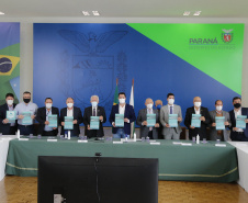 O governador Carlos Massa Ratinho Junior e o presidente da Assembleia Legislativa do Paraná, Ademar Traiano, lançaram nesta quarta-feira (14), no Palácio Iguaçu, a segunda edição do programa Paraná Mais Cidades, que disponibilizará meio bilhão para investimentos nos 399 municípios. Os recursos são do Tesouro Estadual e da sobra orçamentária do Poder Legislativo. -  Curitiba, 14/04/2021  -  Foto: Jonathan Campos/AEN