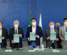 O governador Carlos Massa Ratinho Junior e o presidente da Assembleia Legislativa do Paraná, Ademar Traiano, lançaram nesta quarta-feira (14), no Palácio Iguaçu, a segunda edição do programa Paraná Mais Cidades, que disponibilizará meio bilhão para investimentos nos 399 municípios. Os recursos são do Tesouro Estadual e da sobra orçamentária do Poder Legislativo. -  Curitiba, 14/04/2021  -  Foto: Jonathan Campos/AEN