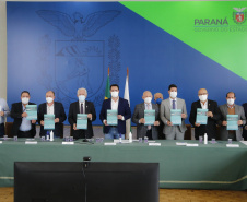 O governador Carlos Massa Ratinho Junior e o presidente da Assembleia Legislativa do Paraná, Ademar Traiano, lançaram nesta quarta-feira (14), no Palácio Iguaçu, a segunda edição do programa Paraná Mais Cidades, que disponibilizará meio bilhão para investimentos nos 399 municípios. Os recursos são do Tesouro Estadual e da sobra orçamentária do Poder Legislativo. -  Curitiba, 14/04/2021  -  Foto: Jonathan Campos/AEN