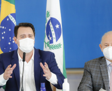 O governador Carlos Massa Ratinho Junior e o presidente da Assembleia Legislativa do Paraná, Ademar Traiano, lançaram nesta quarta-feira (14), no Palácio Iguaçu, a segunda edição do programa Paraná Mais Cidades, que disponibilizará meio bilhão para investimentos nos 399 municípios. Os recursos são do Tesouro Estadual e da sobra orçamentária do Poder Legislativo. -  Curitiba, 14/04/2021  -  Foto: Jonathan Campos/AEN