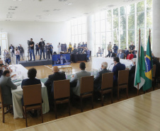 O governador Carlos Massa Ratinho Junior e o presidente da Assembleia Legislativa do Paraná, Ademar Traiano, lançaram nesta quarta-feira (14), no Palácio Iguaçu, a segunda edição do programa Paraná Mais Cidades, que disponibilizará meio bilhão para investimentos nos 399 municípios. Os recursos são do Tesouro Estadual e da sobra orçamentária do Poder Legislativo. -  Curitiba, 14/04/2021  -  Foto: Jonathan Campos/AEN