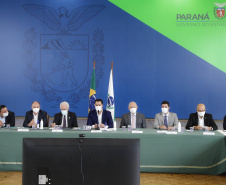 O governador Carlos Massa Ratinho Junior e o presidente da Assembleia Legislativa do Paraná, Ademar Traiano, lançaram nesta quarta-feira (14), no Palácio Iguaçu, a segunda edição do programa Paraná Mais Cidades, que disponibilizará meio bilhão para investimentos nos 399 municípios. Os recursos são do Tesouro Estadual e da sobra orçamentária do Poder Legislativo. -  Curitiba, 14/04/2021  -  Foto: Jonathan Campos/AEN