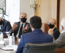 A TIM Brasil anunciou, nesta quinta-feira (15), que estenderá sua rede 4G para novos pontos no Interior do Estado. O novo plano foi anunciado no Palácio Iguaçu, pelo governador Carlos Massa Ratinho Junior e pelo CEO da TIM Brasil, Pietro Labriola.  -   Curitiba, 15/04/2021  -  Foto: Jonathan Campos/AEN