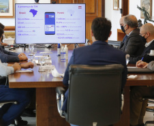 A TIM Brasil anunciou, nesta quinta-feira (15), que estenderá sua rede 4G para novos pontos no Interior do Estado. O novo plano foi anunciado no Palácio Iguaçu, pelo governador Carlos Massa Ratinho Junior e pelo CEO da TIM Brasil, Pietro Labriola.  -   Curitiba, 15/04/2021  -  Foto: Jonathan Campos/AEN