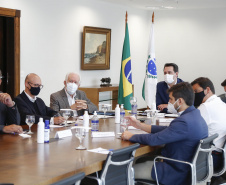 A TIM Brasil anunciou, nesta quinta-feira (15), que estenderá sua rede 4G para novos pontos no Interior do Estado. O novo plano foi anunciado no Palácio Iguaçu, pelo governador Carlos Massa Ratinho Junior e pelo CEO da TIM Brasil, Pietro Labriola.  -   Curitiba, 15/04/2021  -  Foto: Jonathan Campos/AEN